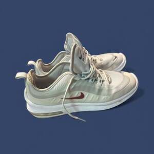 Nike Air Max Axis Pure Platinum Red Crush Sneakers
